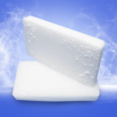 Stack of rectangular white 22 mm dry ice slices on blue background – food-grade CO₂ slabs for precise cooling